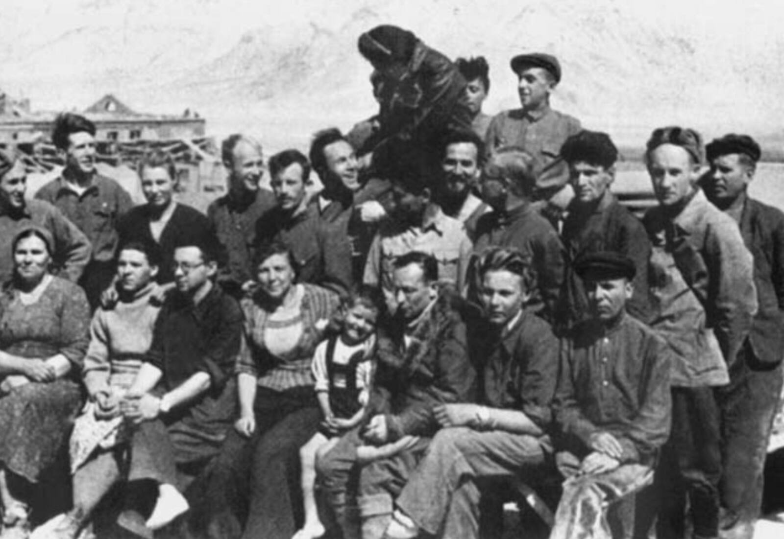 В.И. Векслер и участники Памирской экспедиции. 1947 г.