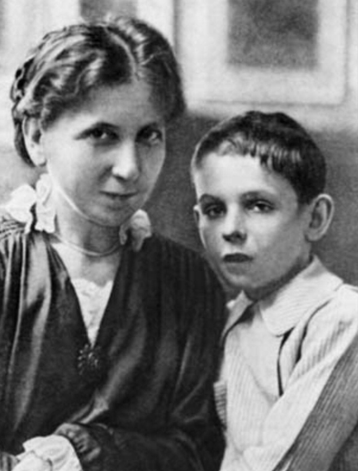 В.И. Векслер с матерью. 1917 г.