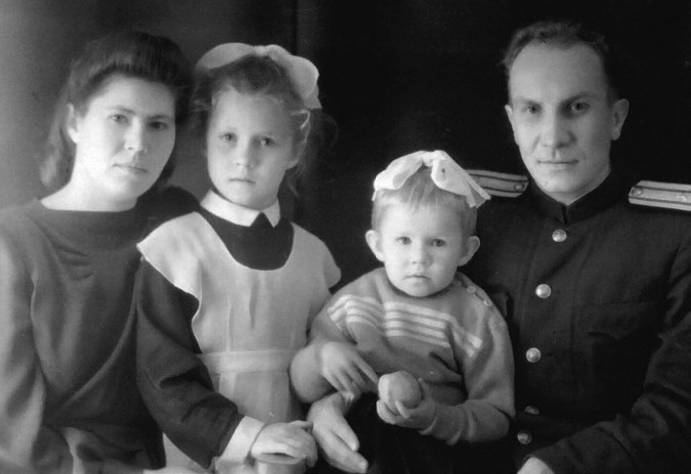 А.И. Веретенников в кругу семьи. 1949 г.