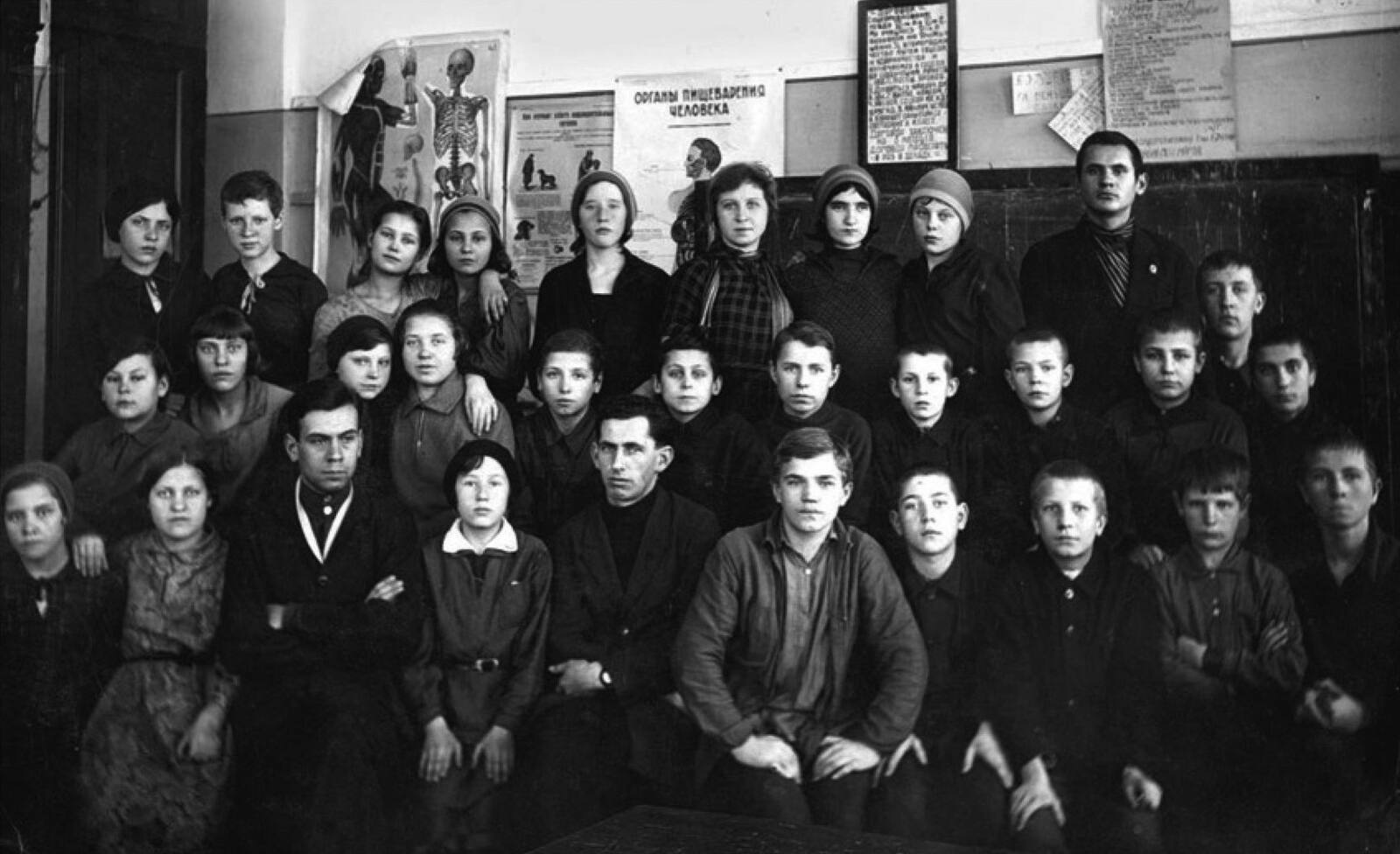 А.И. Веретенников - школьник (3-й справа в нижнем ряду)
