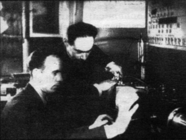 К.А. Петржак и Г.Н. Флёров в процессе работы по открытию спонтанного деления урана