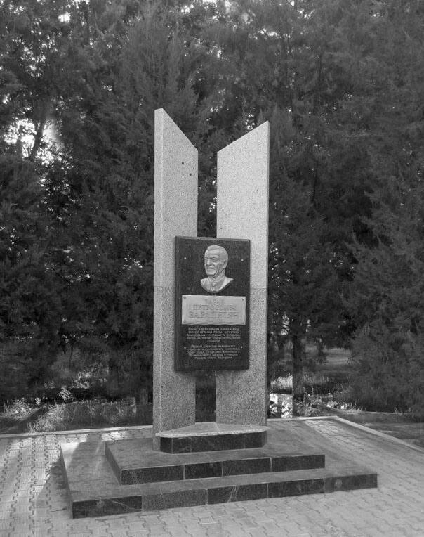 Памятник З.П. Зарапетяну в г. Навои