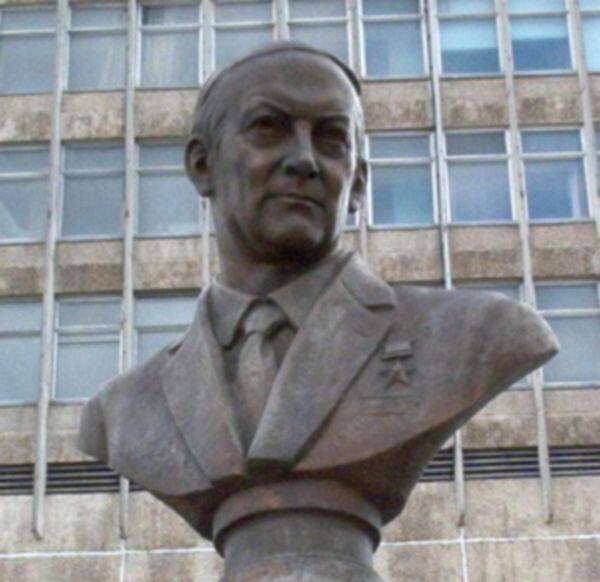 Памятник Е.К. Завойскому