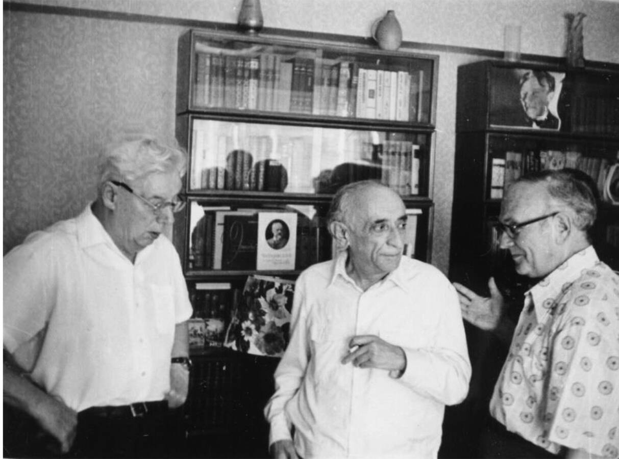 И.Л. Зельманов (в центре) среди коллег