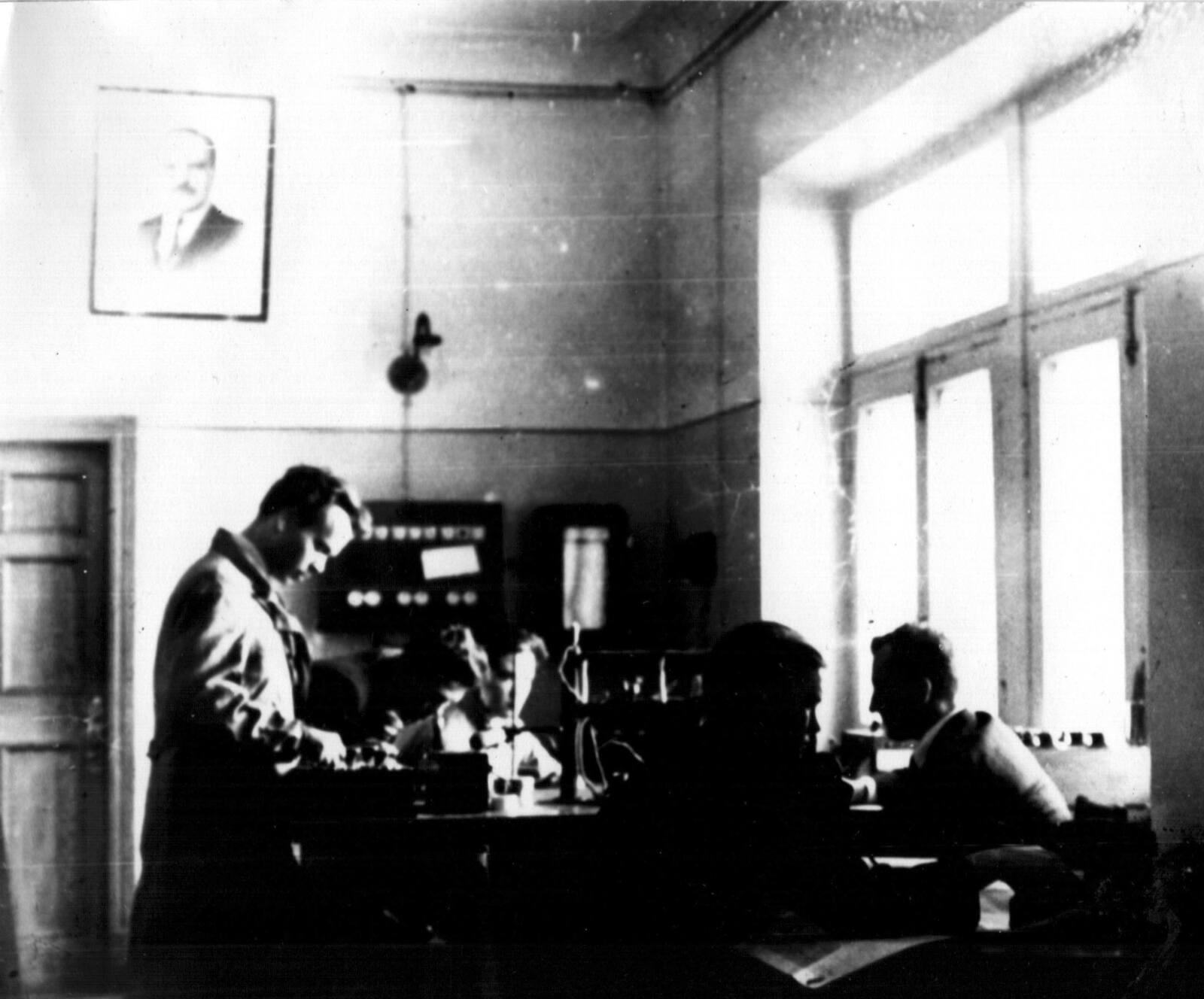 И.Ф. Жежерун (стоит). Пуск реактора Ф-1 с дистанционного пульта