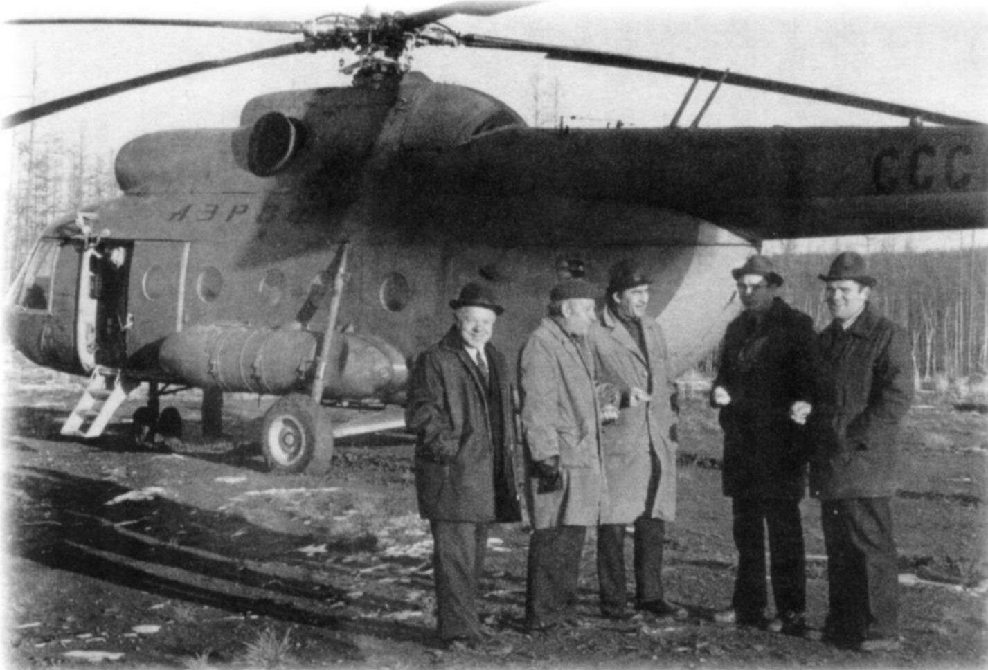 В.И. Жучихин (1-й слева) среди коллег. Котуобинское месторождение, Якутия