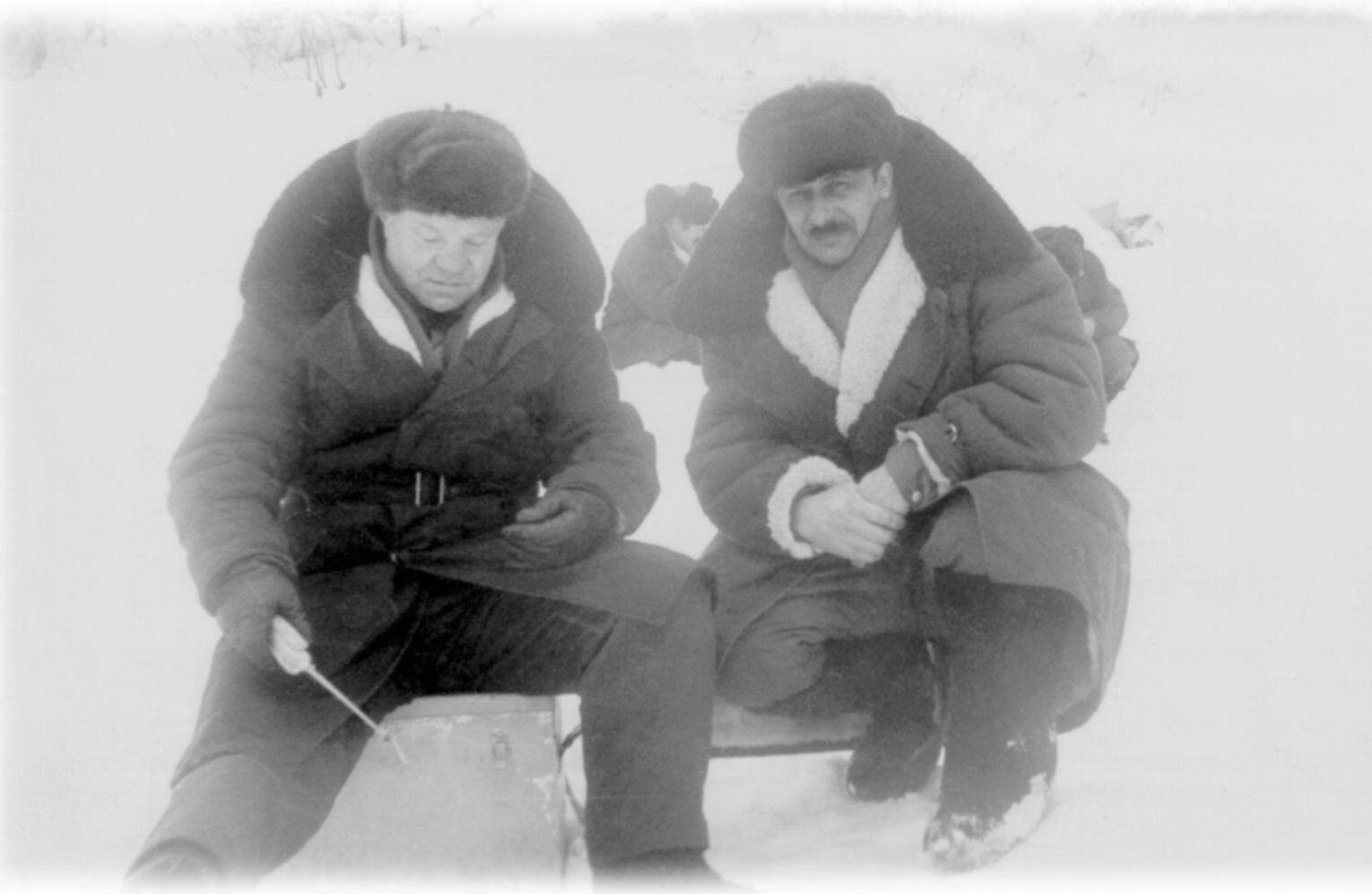 В.И. Жучихин и Ю.П. Барковский. Зимняя рыбалка