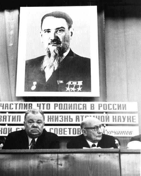 А.Д. Зверев (слева) и А.А. Бочвар на курчатовской конференции
